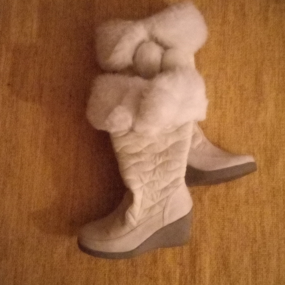 Woman's size 6 Predictions white wedge winter boots faux fur trim with pom poms.